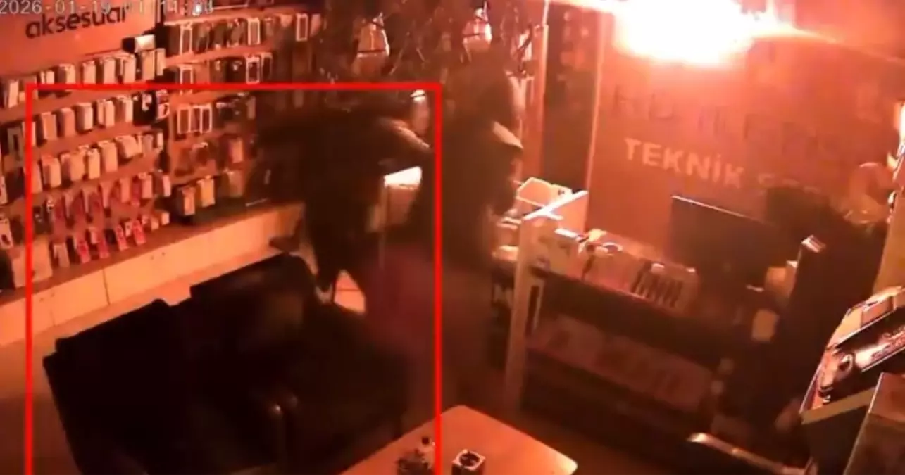 Adana’da İş Yerinde Cep Telefonu ve Tablet Çalınması Kamerada Görüldü