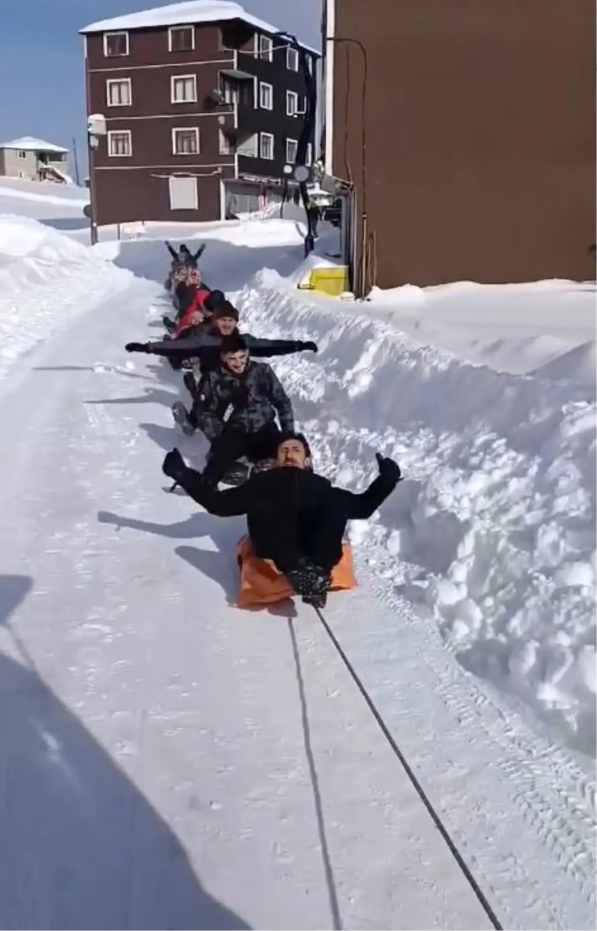 Giresun’da Kamyonetli Kar Treniyle Neşeli Kayak Keyfi