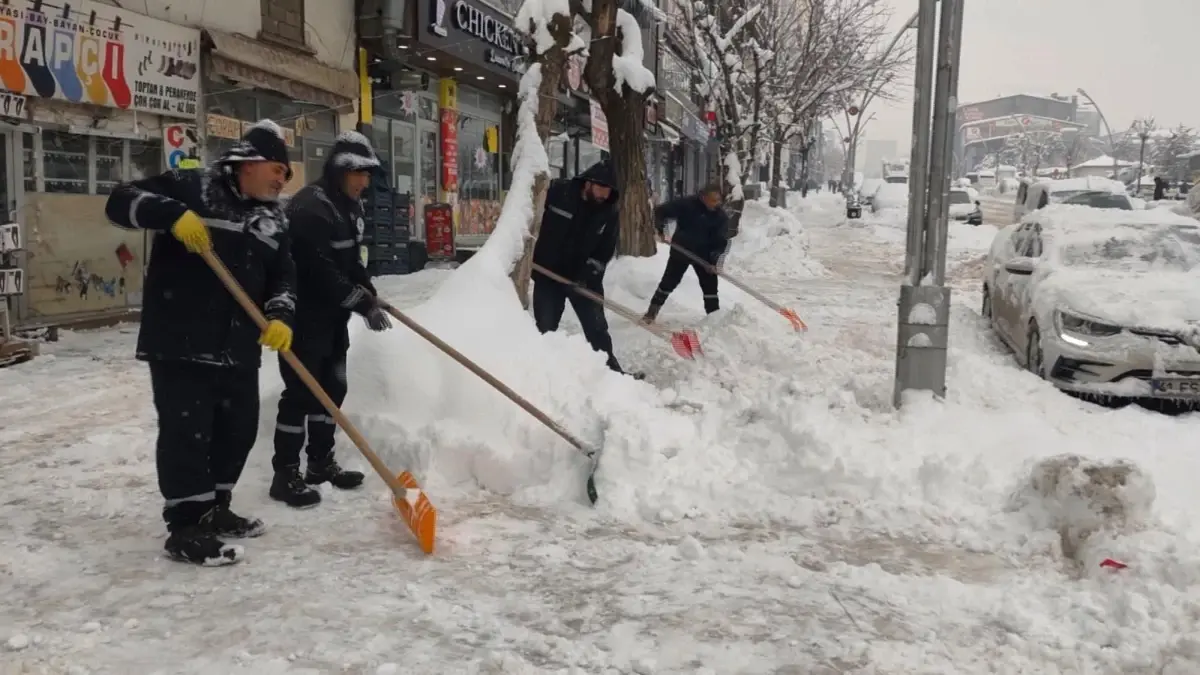 Muş'ta Kar Kalınlığı 60 cm'ye Ulaştı, 350 Köy Yolu Erişime Kapanıyor