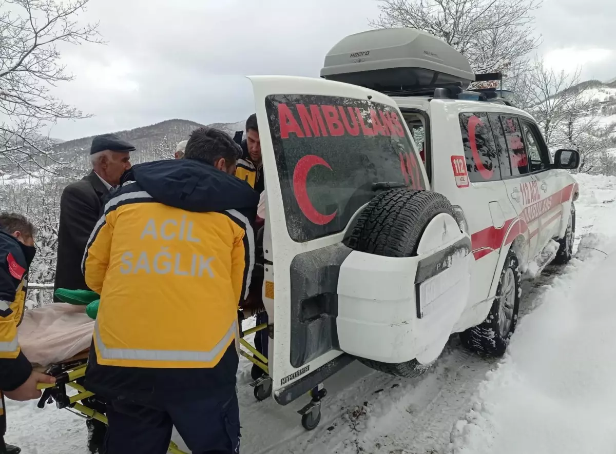 Tokat’ta Şiddetli Kar Yağışı Yol Açtı, 90 Yaşındaki Hasta Zamanında Hastaneye Ulaştırıldı