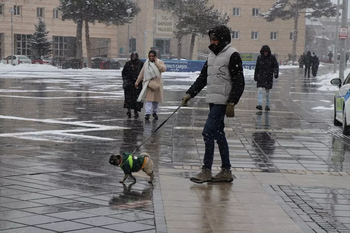 Kayseri'de Şiddetli Kar Yağışı Ulaşımı Zorlaştırıyor