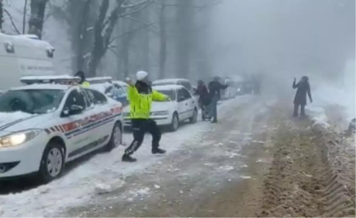 Akyazı Kızak Festivali'nde Jandarma ve Çocuklar Kar Topu Savaşı Yaptı