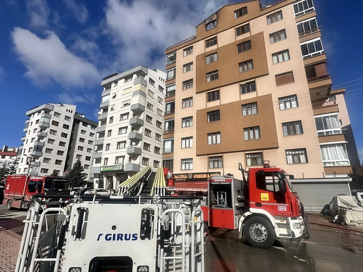 Konya’da Çatı Katında Çıkan Apartman Yangını Kontrol Altına Alındı