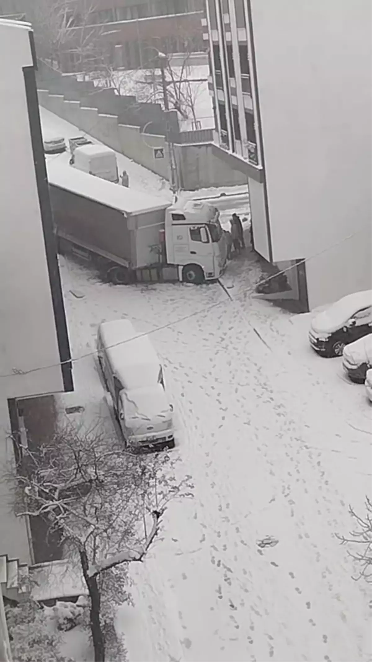 Küçükçekmece'de Şiddetli Kar Yağışı Trafiği Durma Noktasına Getirdi