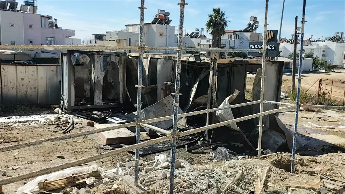 Manavgat’ta İnşaat Şantiyesindeki Konteynerde Yangın Oluştu