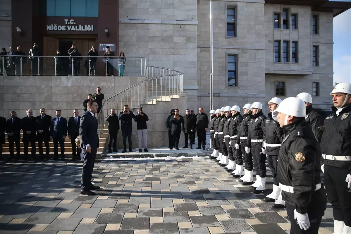 Nedim Akmeşe Niğde Valiliği'ne Atandı, Görevine Resmi Törenle Başladı