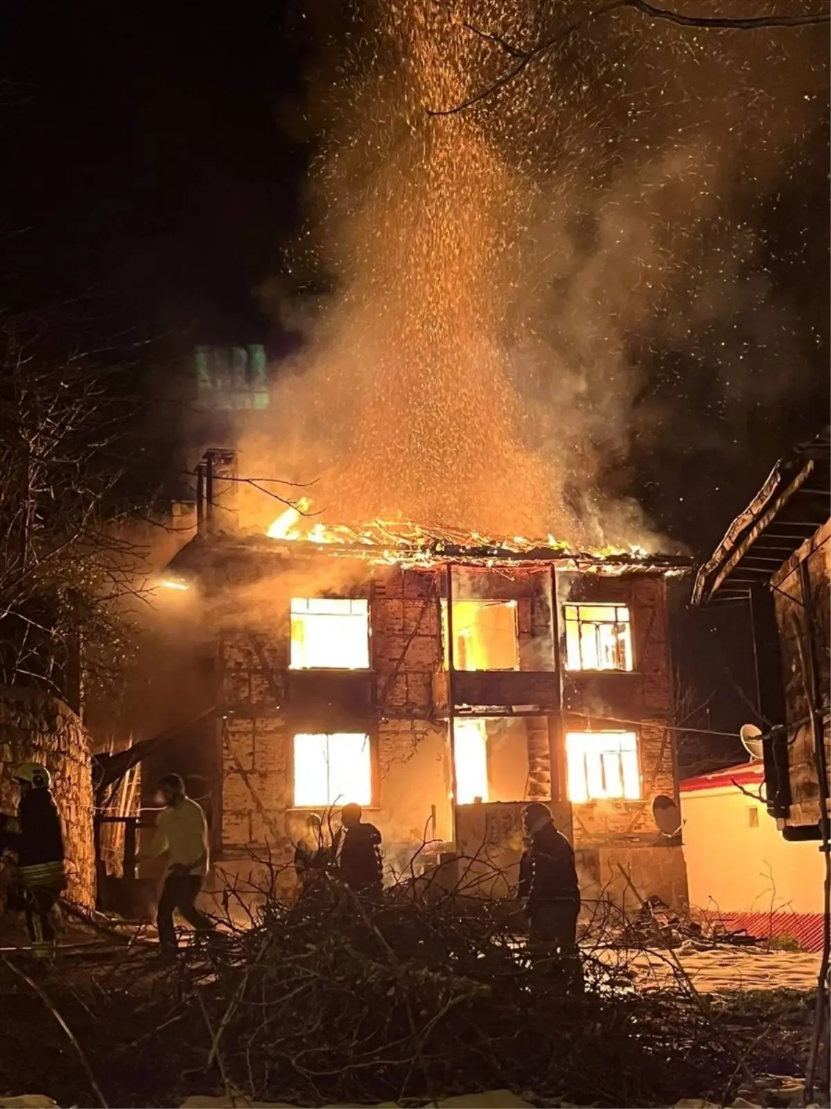 Ünye Saylan Mahallesi'nde Çıkan Yangın İki Katlı Evi Tamamen Yok Etti