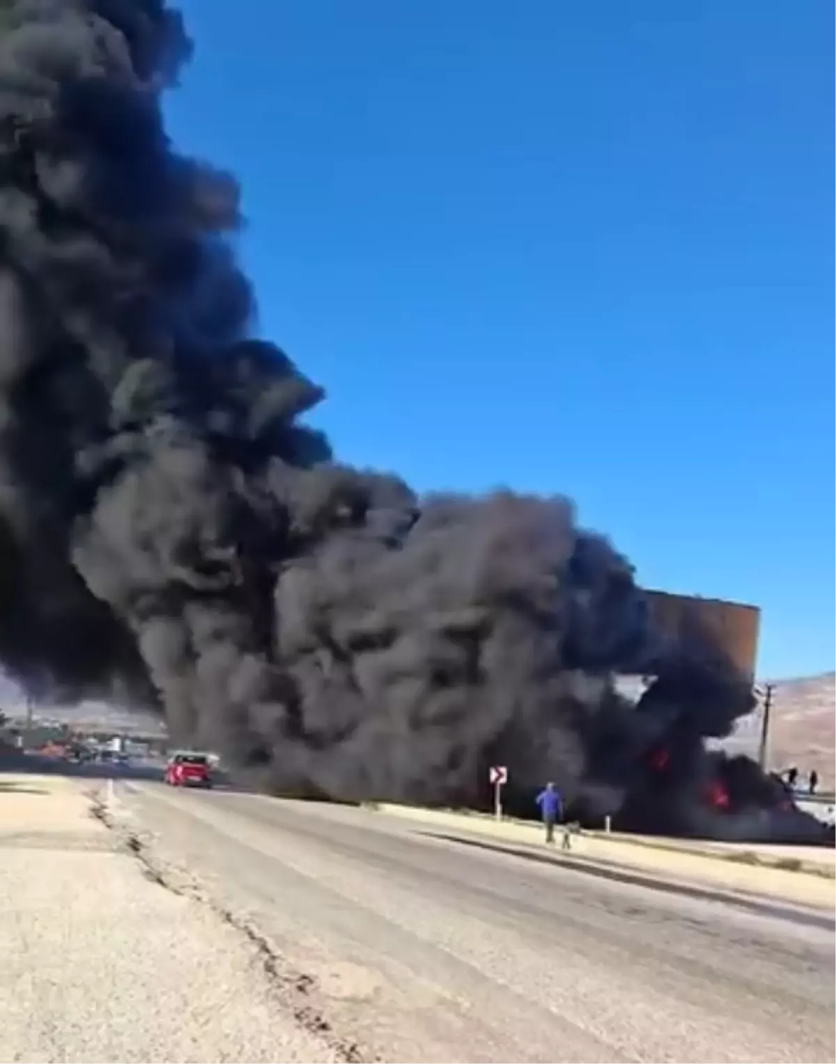Silifke'de Oto Lastik Atölyesinde Yangın Çıktı, Trafik Geçici Olarak Durduruldu