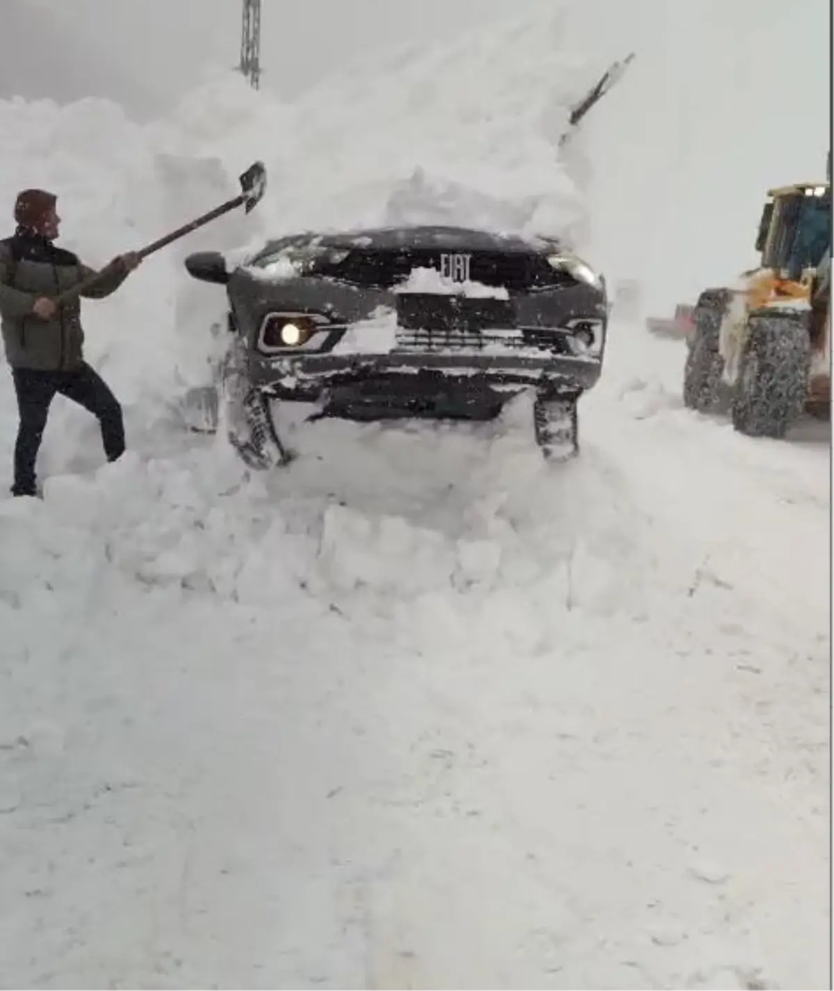 Eğribel Geçidi'nde Yoğun Kar Nedeniyle Sürücüler Yolculuklarını Durdurdu