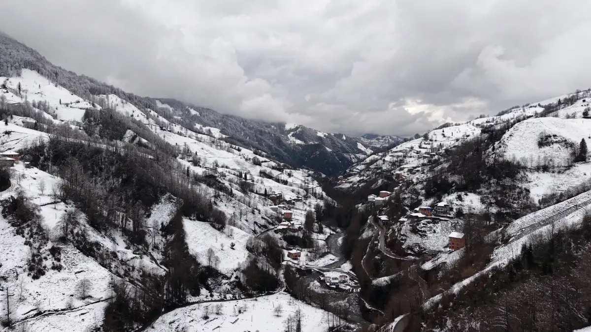 Rize'nin Tunca Vadisi Karla Bembeyaz Bir Tabloya Dönüştü