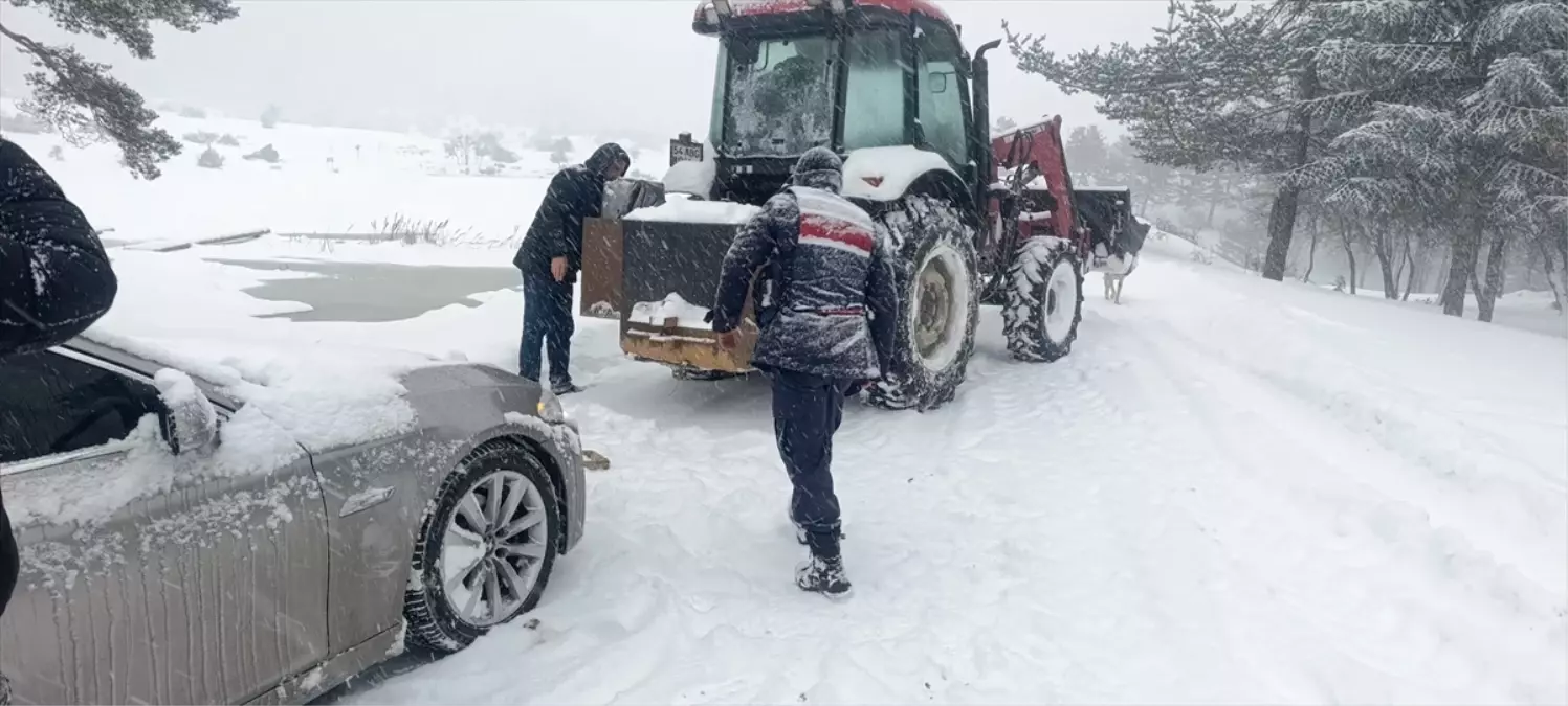 Sakarya’nın Taraklı İlçesinde Yoğun Kar Yağışı 15 Aracı Mahsur Bıraktı