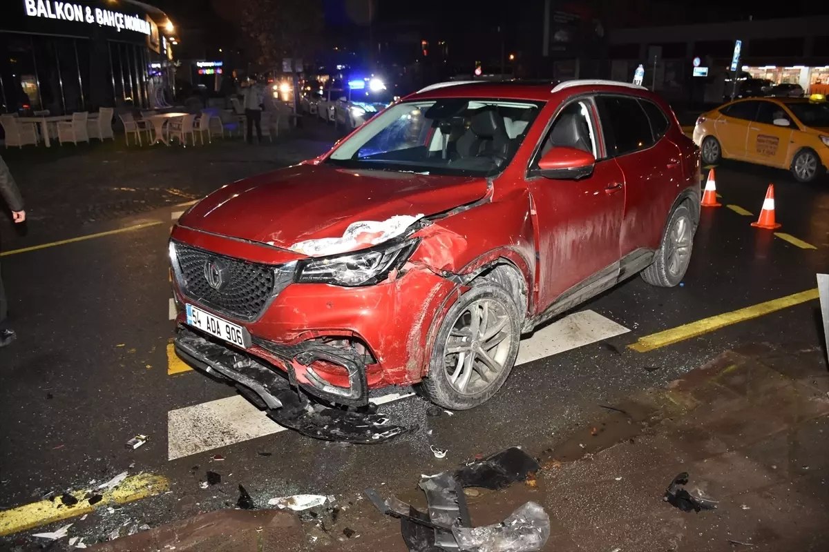 Sakarya'nın Erenler İlçesinde Otomobil ve Minibüs Çarpışması: 5 Kişi Yaralandı