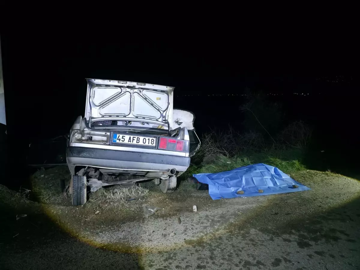 Salihli’de Elektrik Direğine Çarpan Araçta 1 Kişi Hayatını Kaybetti, 2 Kişi Yaralandı