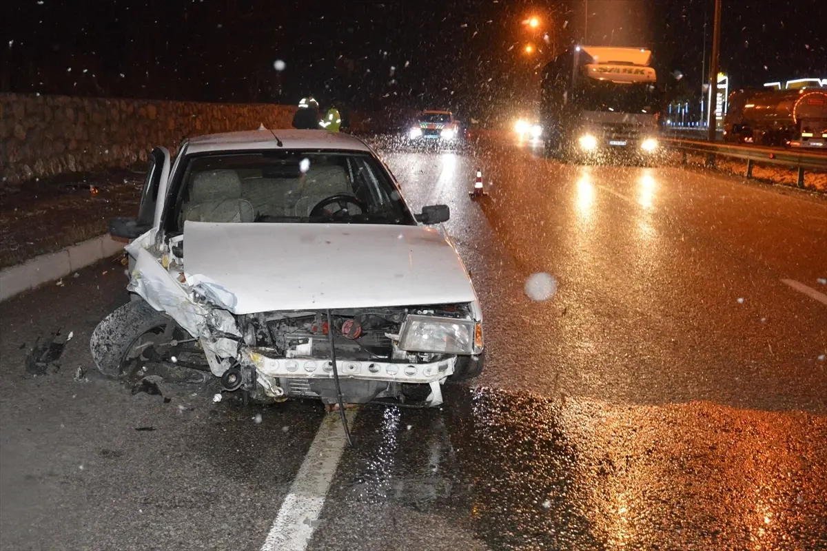 Havza’da Kaldırıma Çarpan Otomobilde İki Kişi Hastaneye Kaldırıldı