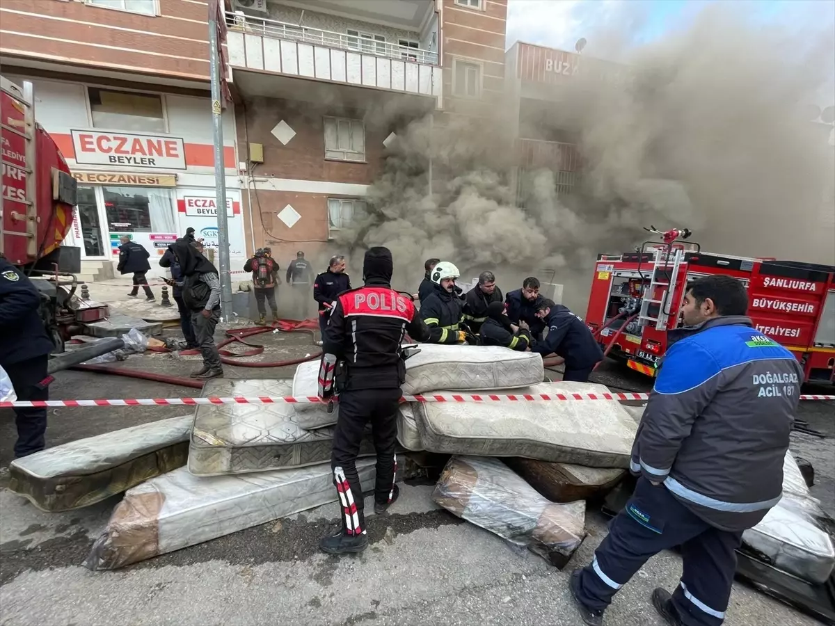 Şanlıurfa Haliliye'deki Yatak Deposunda Yangın Çıktı, İtfaiye Operasyonu Devam Ediyor