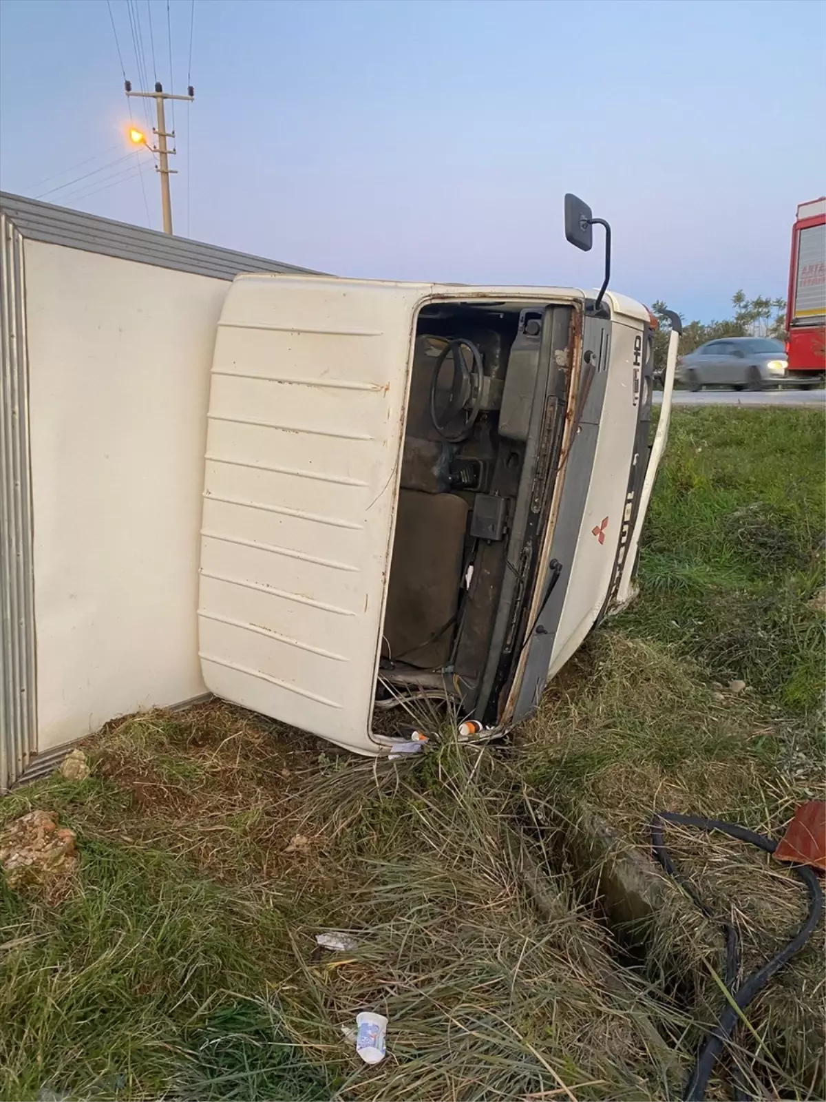 Serik'te Şarampolde Düşen Kamyonetin Sürücüsü Hastaneye Kaldırıldı