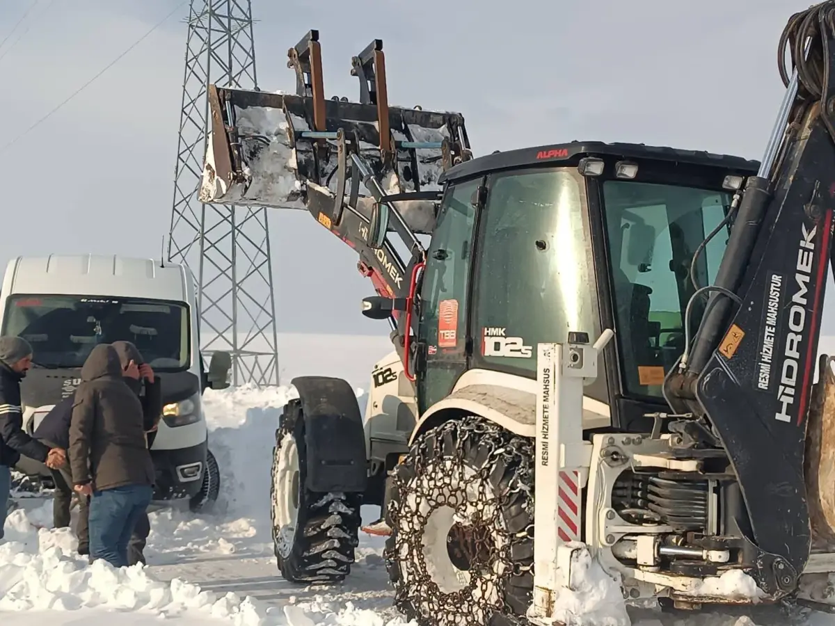 Taşlıçay’da Şiddetli Kar Yağışı Araçları Mahsur Bıraktı, Kurtarma Ekipleri Seferber Oldu