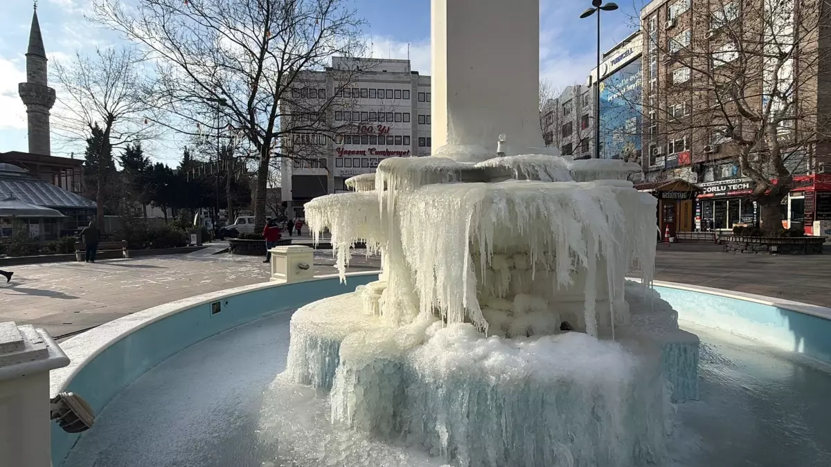 Çorlu’da Sıcaklık -11°C’ye Düştü, Süs Havuzları Buz Gibi Dondu