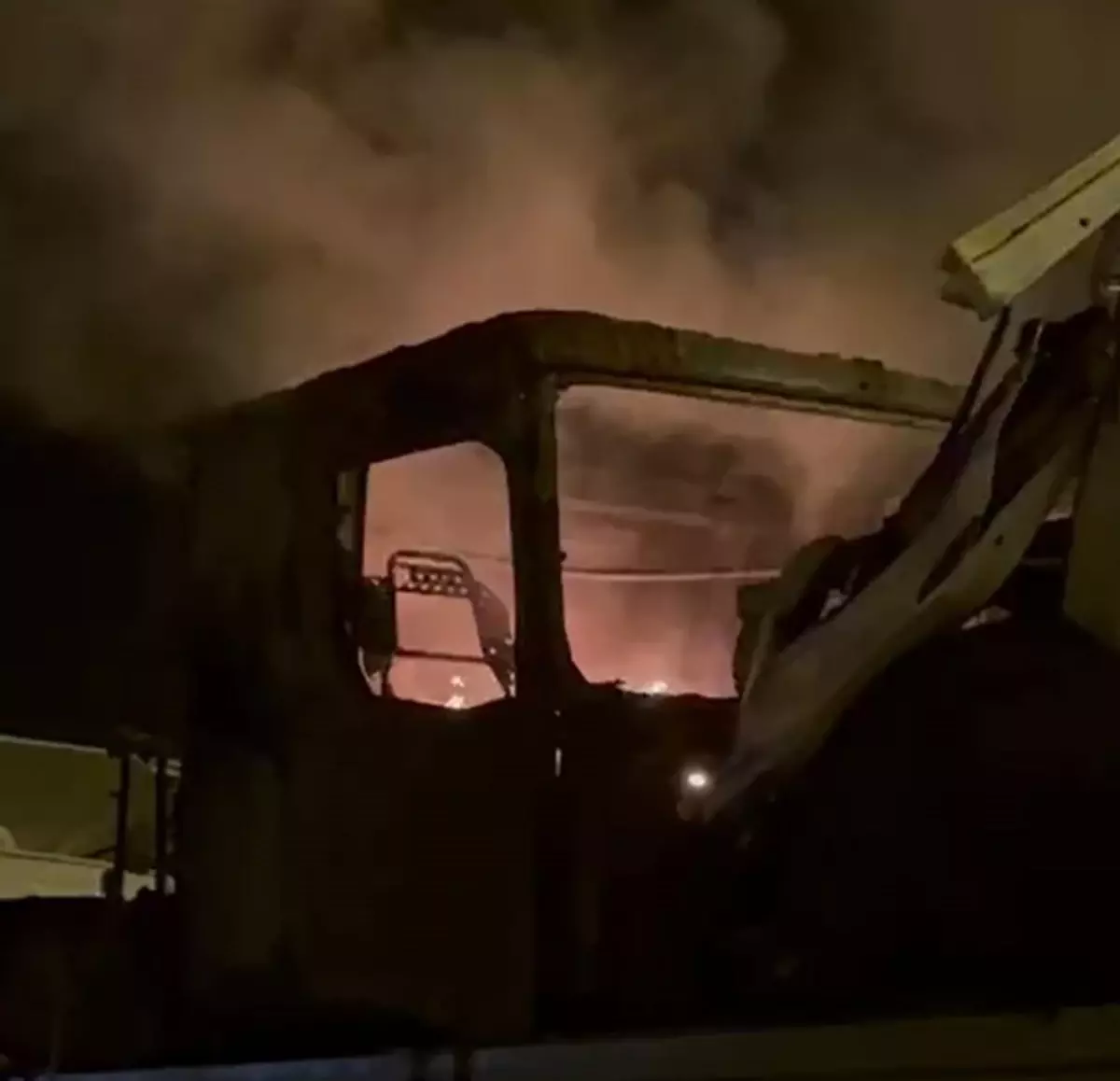 Tercan’da TIR Yangını Karla Söndürüldü