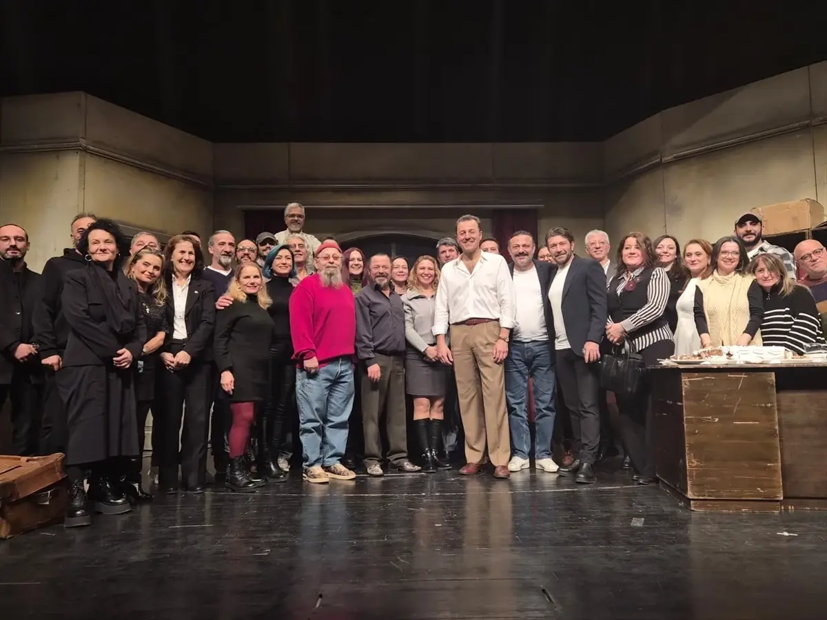 Bülent Emin Yarar, Devlet Tiyatroları'nda 'Profesyonel' Oyununu Sahneye Koydu