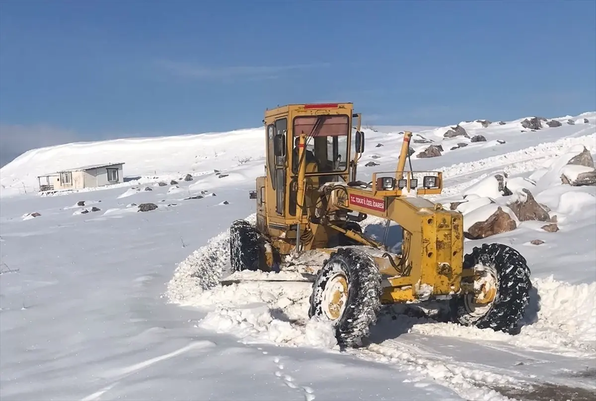 Artova’da Yoğun Kar Yağışı Nedeniyle Kapalı Yolda Vatandaşlar Yardımla Çıktı