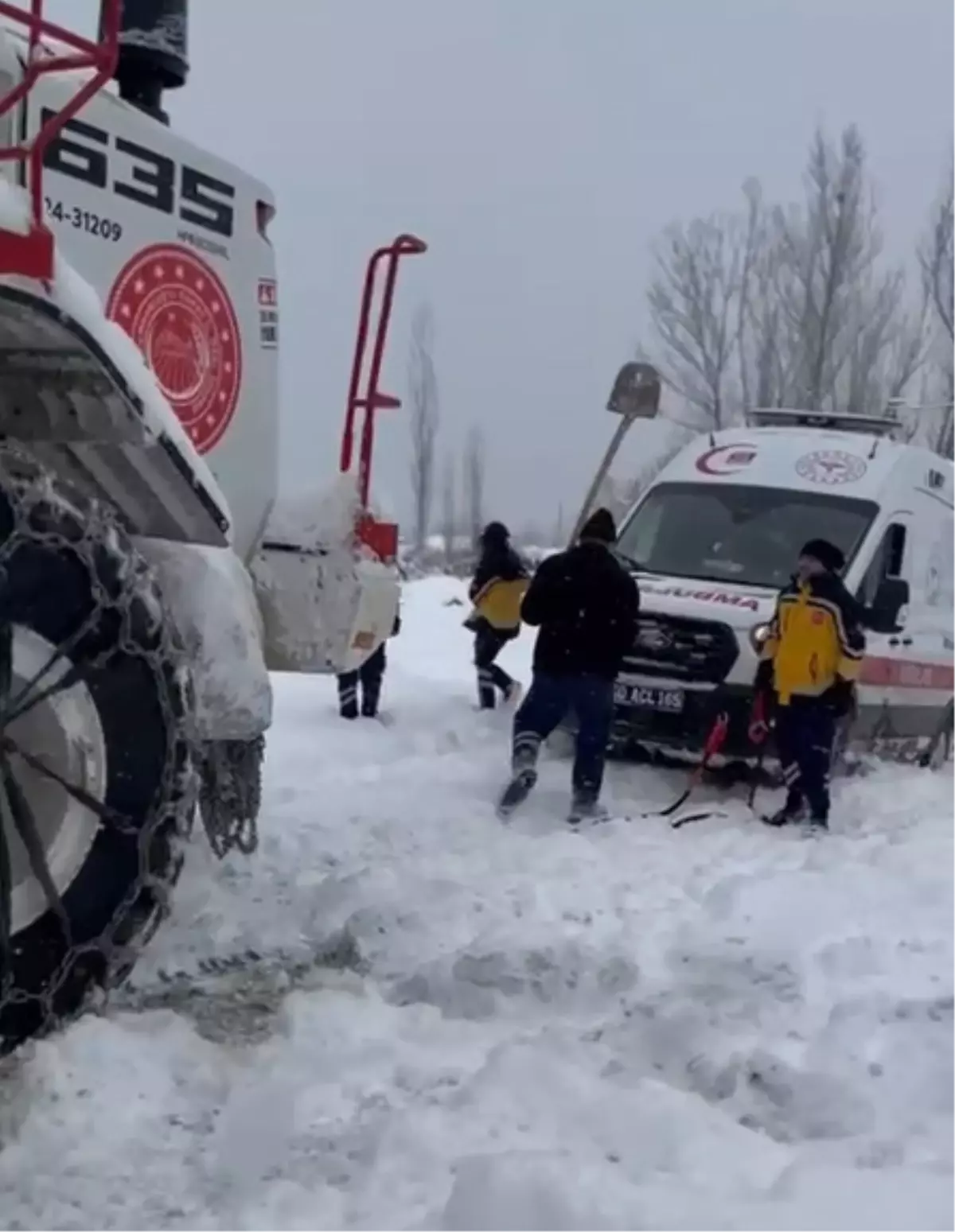 Yoğun Kar Şartlarında Ambulans Yolunu Buldu, Ekipler Zorlu Kurtarma Gerçekleştirdi