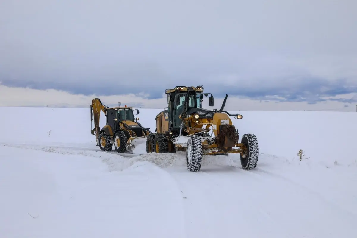 Van’da Şiddetli Kar Yağışı 283 Köyüne Ulaşımı Durdurdu