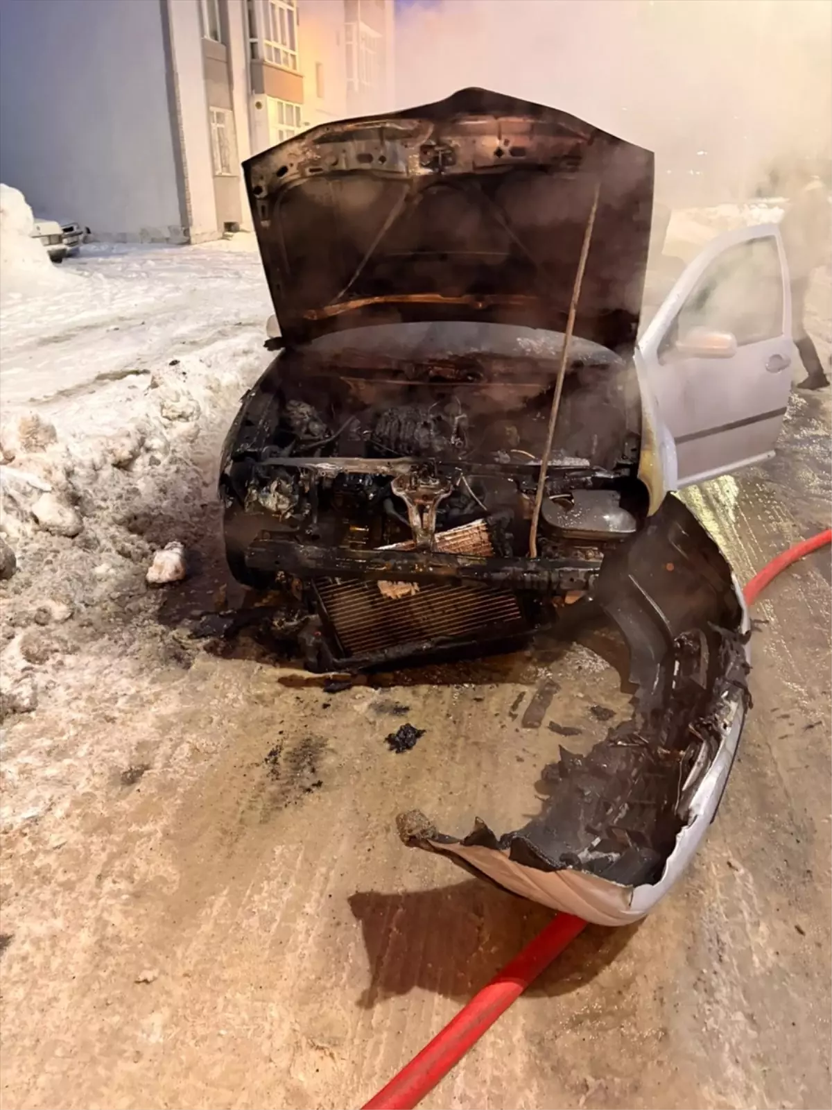 Yozgat’ta Park Halindeki Araç Yangını Kontrol Altına Alındı