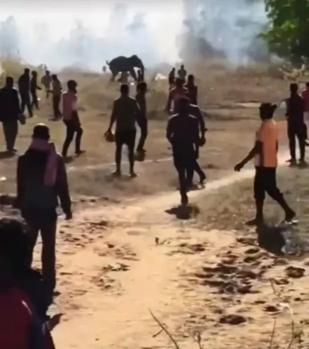 Köylüler çatıda uyuyor