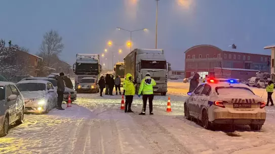 Kop Dağı Geçidi kar yağışı altında