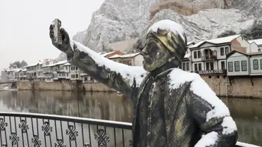 Amasya’da yoğun kar yağışı sonrası beyazlaşan yollar