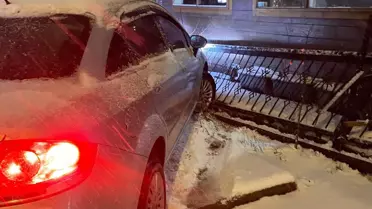 Karla kaygan yolda çarpan otomobil