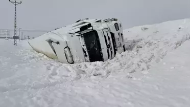 Devrilen tırın yol kenarındaki görüntüsü