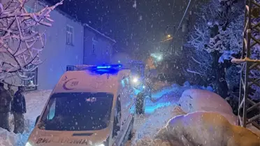 Karla kaplı köyde sağlık ekiplerinin müdahalesi