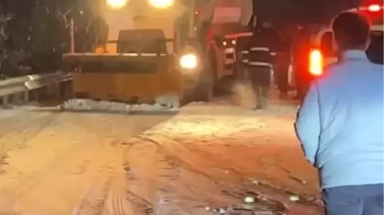 Kar temizleme ekipmanları Oylat Kaplıcaları yolunda