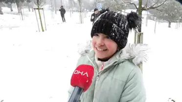 Çamlıca Tepesi'nde karla kaplı çocuklar
