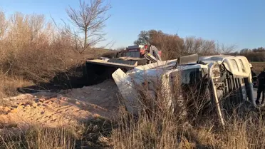 Devrilen tırın fotoğrafı