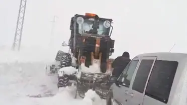 Kurtarma ekiplerinin Horasan'da kar ve tipi koşullarında çalışması