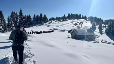 Kış yürüyüşü sırasında katılımcılar