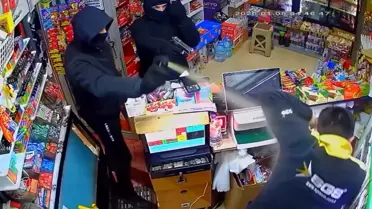 Market içindeki soygun anı güvenlik kamerası görüntüsü