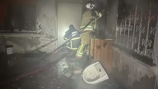 İtfaiye ekipleri tarafından kurtarılan kedi