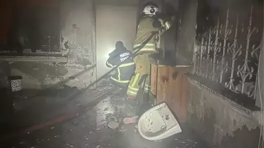 Yangın sonrası itfaiye ekibi kediyi kurtarıyor