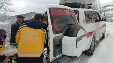 Ambulansın kar temizlenmiş yoldan hastaneye ilerlemesi