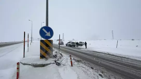 Kaza yerinde inceleme yapan polis ekipleri