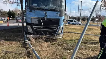 Kaza sonrası otomobil ve kamyon görüntüsü