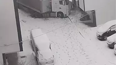 Kar yağışı nedeniyle durma noktasına gelen trafik