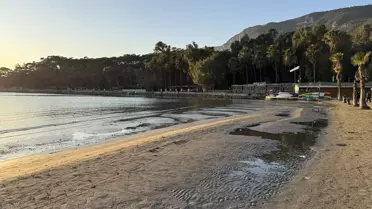 Kumsalda oluşan yürüyüş alanı