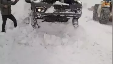 Kurtarma ekipleriyle birlikte çekilen araçlar