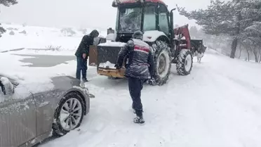 Kurtarma ekipleri araçları çekiyor