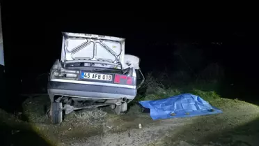 Kaza sonrası hasarlı otomobil ve elektrik direği